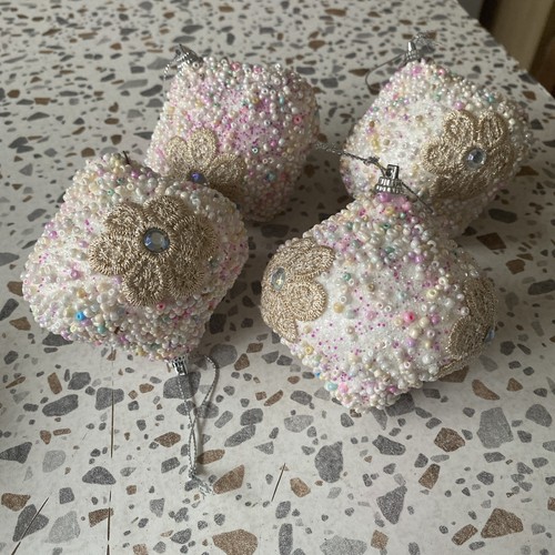 Christmas tree baubles 4 - baubles,